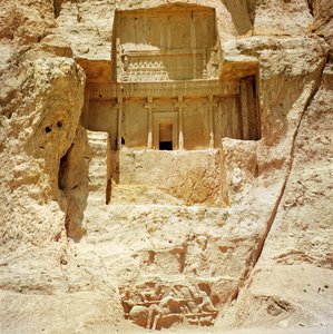 アルタクセルクセス1世の岩が刻まれた墓、紀元前466〜464年。下にササン朝の浮彫があり、ローマ人に対するシャプール1世の勝利を描いています。 作： Achaemenid